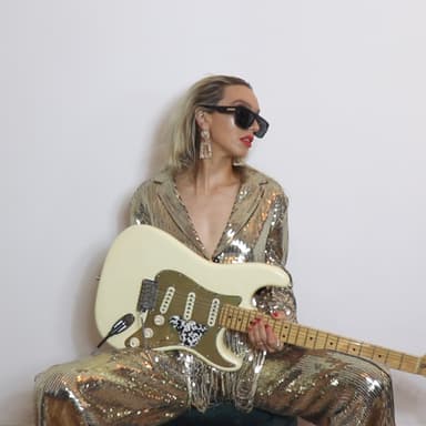 JJ R0X PRESS SHOT 01 LOW RES