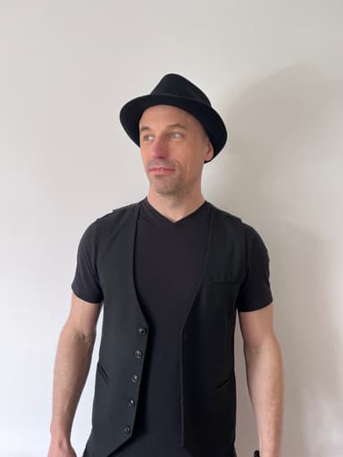 Dan Wedissimo Head Shoulders Shot